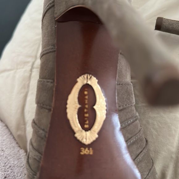 Eli’s Tahari suede ankle boots..size 36 1/2 - Picture 5 of 5